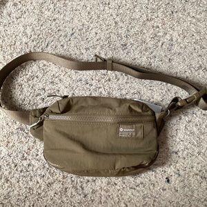 Lululemon Clear Lines Bag in Artifact